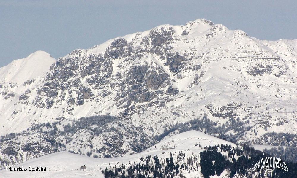 25 Zuccone dei Campelli. In basso lo Zuc di Valbona..JPG